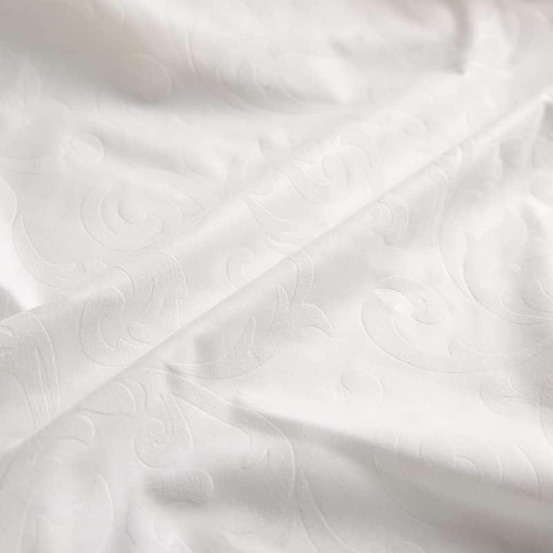 100% poliéster teñido en relieve tela cepillada tela textil para el hogar es suave y agradable al tacto, duradero y miles de diseños de microfibra