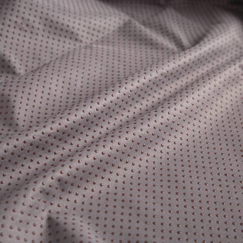 La tela textil para el hogar cepillada antideslizante de fibra química 100% poliéster es suave y agradable para la piel, fuerte y duradera, se pueden teñir varios colores de microfibra