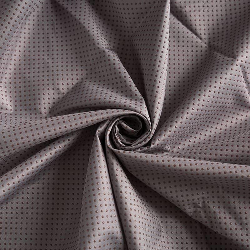 La tela textil para el hogar cepillada antideslizante de fibra química 100% poliéster es suave y agradable para la piel, fuerte y duradera, se pueden teñir varios colores de microfibra