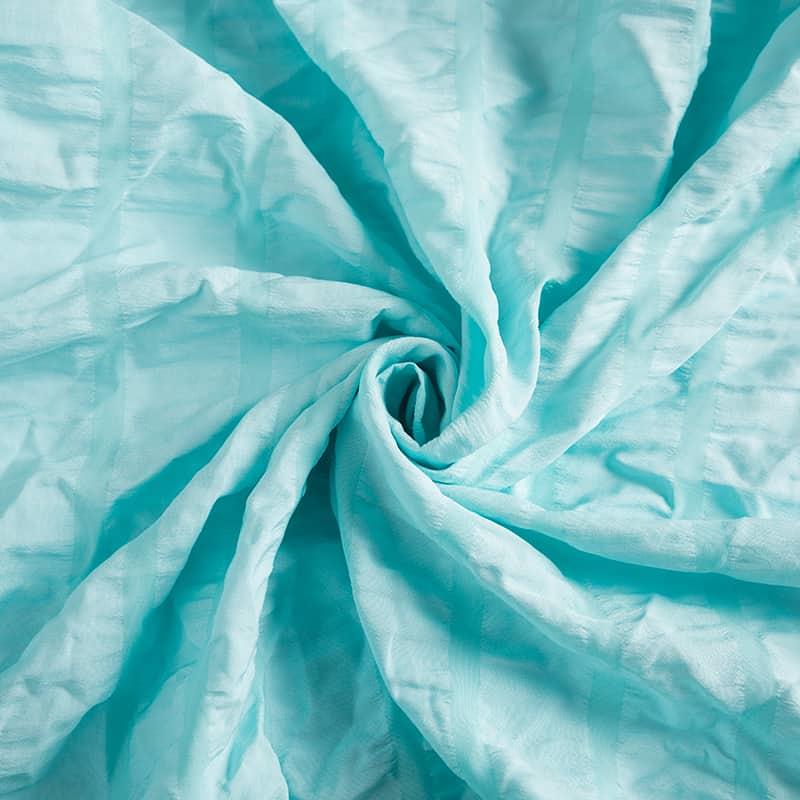 La tela textil para el hogar de seersucker de fibra química 100% poliéster es suave y agradable para la piel, fuerte y duradera, se pueden teñir varios colores de microfibra