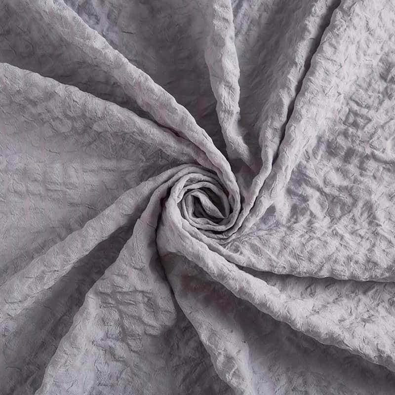 La tela textil para el hogar de seersucker de fibra química 100% poliéster es suave y agradable para la piel, fuerte y duradera, se pueden teñir varios colores de microfibra