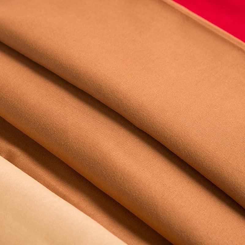 La tela textil cepillada para el hogar 100% poliéster teñida es suave y agradable para la piel, duradera y de microfibra de color pantone