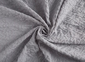  Seersucker es una tela de algodón con una apariencia y un estilo especiales, que se procesa a partir de una muselina ligera. La superficie de la tela está cubierta uniformemente con pequeñas burbujas irregulares, que no están cerca del cuerpo cuando se usan, y tienen una sensación fresca, adecuada para todo tipo de ropa de verano para mujeres.